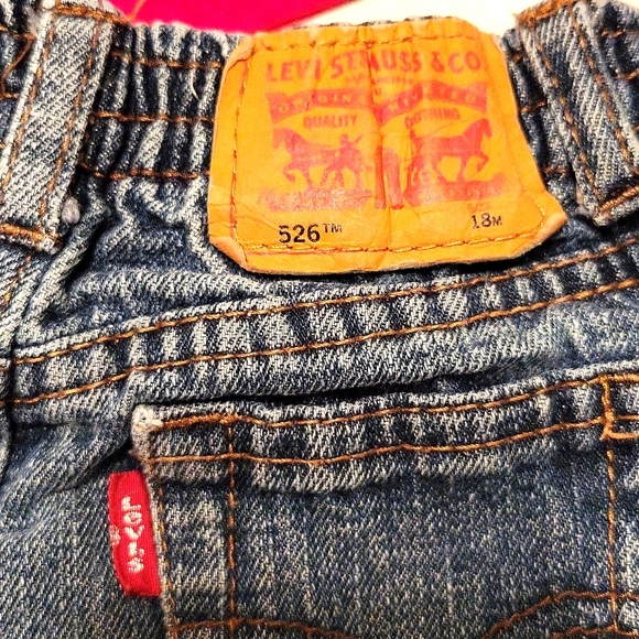 Levi's denim jeans and short sleeved tee shirt - Picture 7 of 8